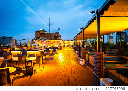 Views of Osaka Castle in evening in Japan  117768008