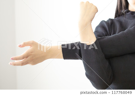 Women stretching 117768049