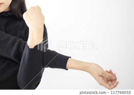 Women stretching 117768050