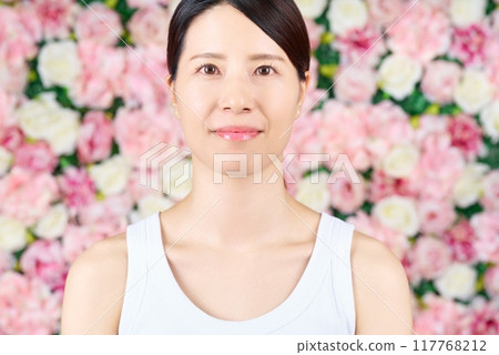 穿著背心的女人 117768212