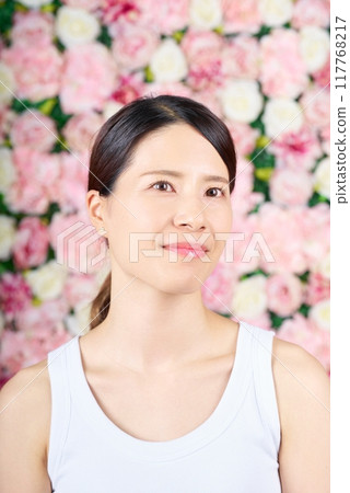 穿著背心的女人 穿著背心的女人 117768217