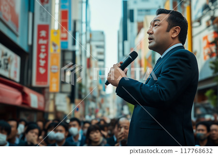 男性政治家的街頭演講 117768632