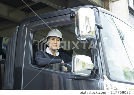 工人在卡車上工作 工人在卡車上工作 117769022