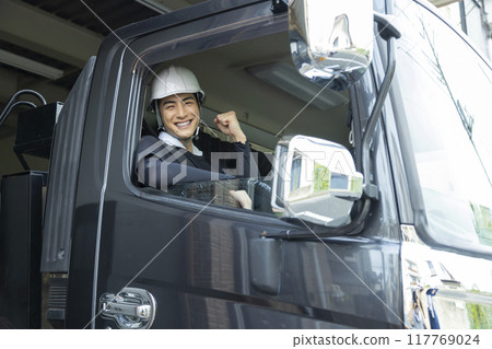 工人在卡車上工作 工人在卡車上工作 117769024