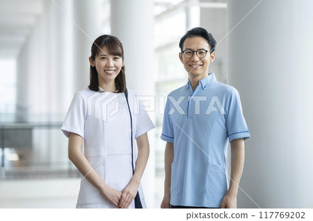 護理師和護理人員微笑著看著鏡頭 護理設施/醫療機構工作人員形象 117769202