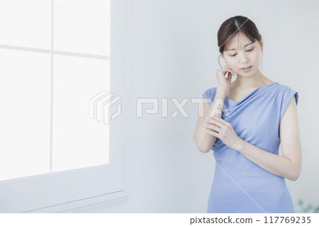 一件淺藍色洋裝的女人 117769235