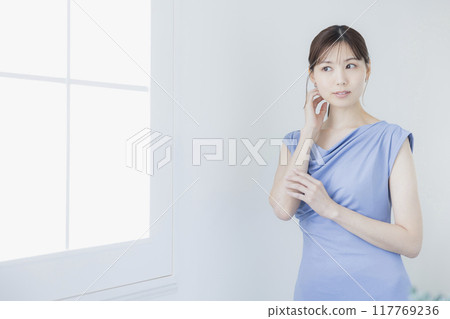 一件淺藍色洋裝的女人 117769236