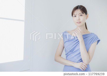 一件淺藍色洋裝的女人 117769239