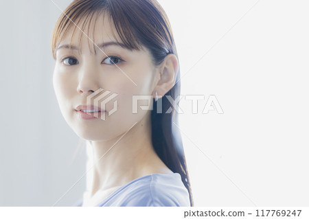 一件淺藍色洋裝的女人 一件淺藍色洋裝的女人 117769247