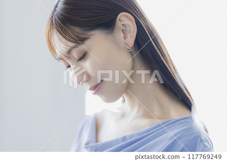 一件淺藍色洋裝的女人 117769249