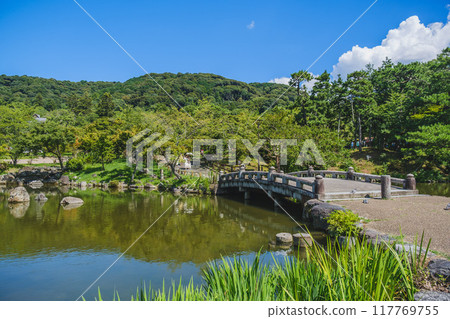 [Kyoto] The beautiful gardens of Maruyama Park with fresh greenery in summer 117769755