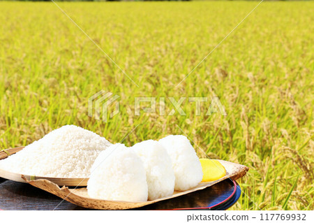Autumn rice field and bowl of rice balls Autumn rice field and bowl of rice balls 117769932