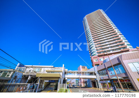 日本橫濱城市景觀，八月。相鐵俯瞰鶴峰站和塔樓公寓 = 2020 年 8 月 2 日 117770198
