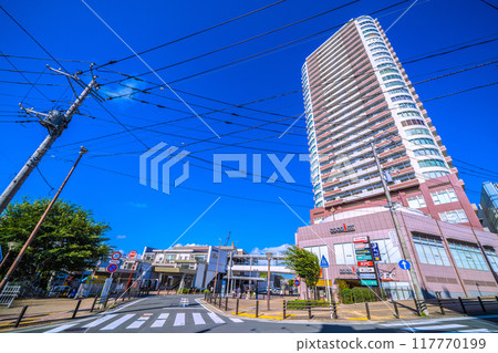 日本橫濱城市景觀，八月。相鐵俯瞰鶴峰站和塔樓公寓 = 2020 年 8 月 2 日 117770199