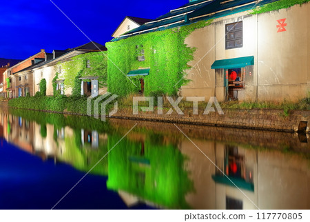 [Hokkaido] Night view of Otaru canal and stone warehouses 117770805