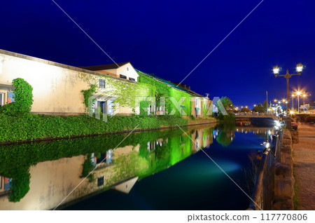 [Hokkaido] Night view of Otaru canal and stone warehouses 117770806