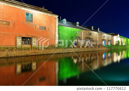 [北海道]小樽運河和石頭倉庫的夜景 117770812