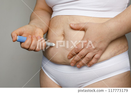 Injection with insulin pen close up Injection with insulin pen close up 117773179