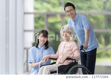 Senior women and nursing staff Senior women and nursing staff 117773364