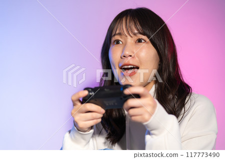穿著白色連帽衫的年輕女子的肖像(遊戲,控制器) 穿著白色連帽衫的年輕女子的肖像(遊戲,控制器) 117773490