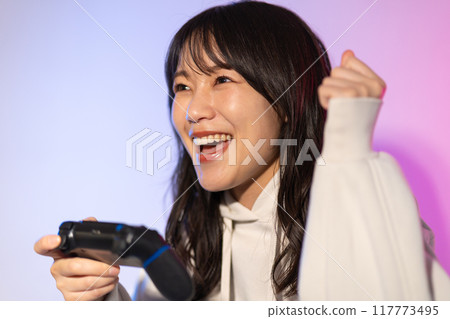 穿著白色連帽衫的年輕女子的肖像（遊戲，控制器） 117773495