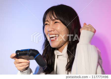 穿著白色連帽衫的年輕女子的肖像（遊戲，控制器） 117773496