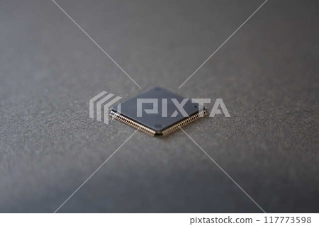 黑色背景上的半導體 IC 特寫 黑色背景上的半導體 IC 特寫 117773598
