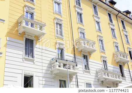 義大利牆壁色彩柔和的建築在藍天的襯托下格外引人注目 117774421