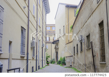 Narrow alley behind a house in Milan, Italy 117774423