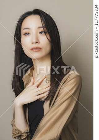 穿棕色襯衫的女人 117775834
