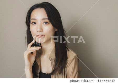 Woman in brown blouse 117775842