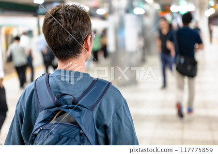 一名男子在車站月台上等火車 一名男子在車站月台上等火車 117775859