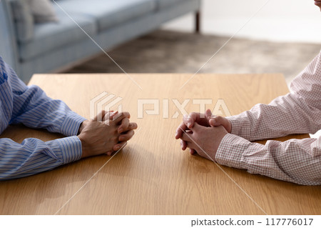 男人和女人在客廳說話 117776017