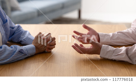 男人和女人在客廳說話 117776018