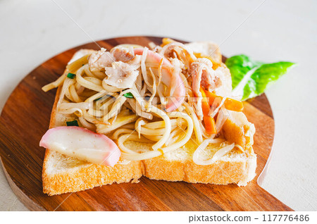 Making Sara Udon Sandwich 117776486