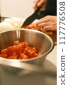 a person who cuts vegetables 117776508
