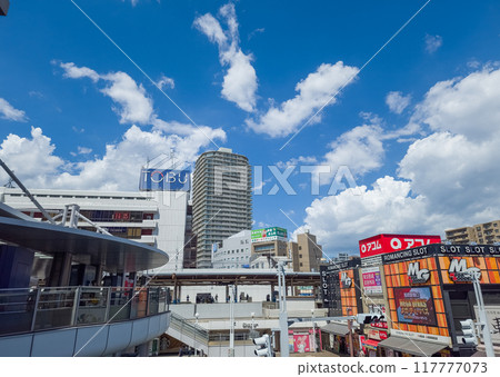 從船橋FACE大廈欣賞JR船橋站的夏日景色 117777073