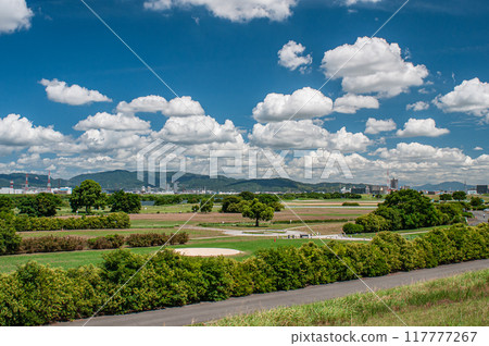 Summer scenery of Yodogawa River Park, Taima Park, Neyagawa City Summer scenery of Yodogawa River Park, Taima Park, Neyagawa City 117777267