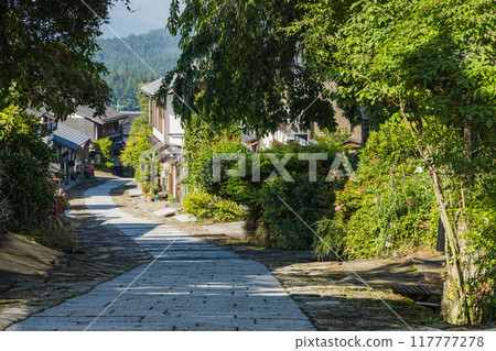 日本：岐阜縣中津川市中山道宿間町馬込宿的鵝卵石斜坡和街道景觀 117777278