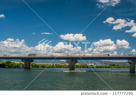 寢屋川市，經由淀川新橋順流而下的砂石收集船 117777290