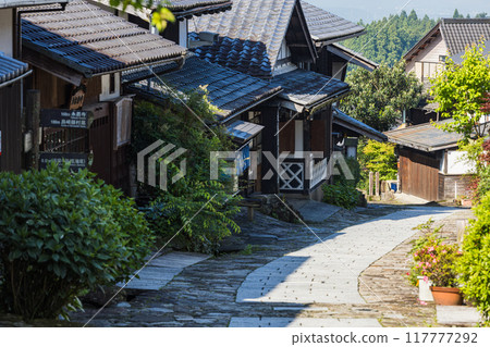 日本:岐阜縣中津川市中山道宿間町馬込宿的鵝卵石斜坡和街道景觀 日本:岐阜縣中津川市中山道宿間町馬込宿的鵝卵石斜坡和街道景觀 117777292