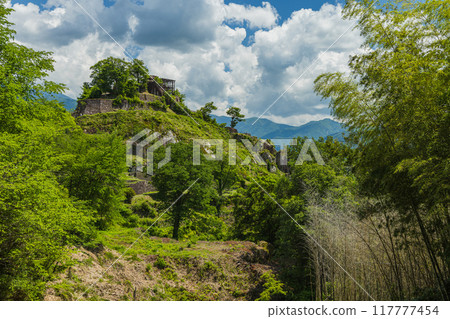 Japan: The observation deck of the castle tower of Naegi Castle, built on top of a rocky mountain in Nakatsugawa City, Gifu Prefecture 117777454