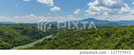 從日本岐阜縣中津川市苗城看到的笠置山、城山大橋和木曾川 117777471