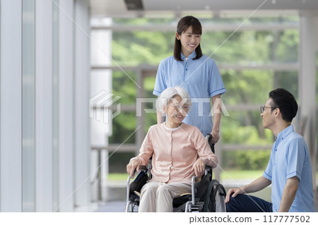 微笑的高級婦女和護理人員 微笑的高級婦女和護理人員 117777502