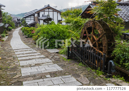 日本：岐阜縣中津川市中山道宿間町馬込宿的鵝卵石斜坡、街道景觀和水磨坊 117777526