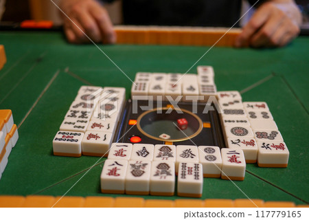 在電動麻將桌上打麻將 117779165