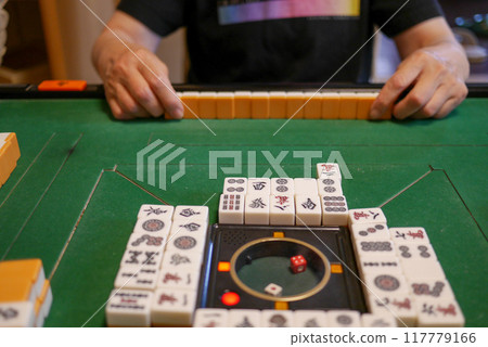 在電動麻將桌上打麻將 117779166