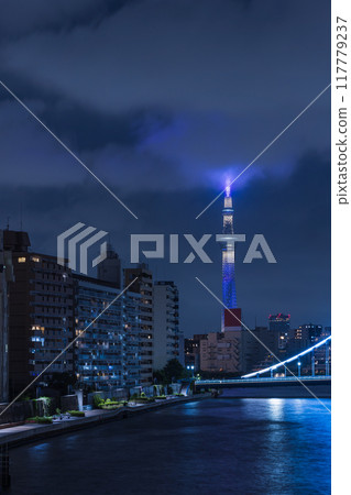 日本:東京中央區隅田川大橋的夜景、照亮的東京天空樹和清須橋 日本:東京中央區隅田川大橋的夜景、照亮的東京天空樹和清須橋 117779237