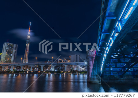 日本:東京台東區淺草隅田川夜景,東京晴空塔與駒形大橋被燈光照亮 日本:東京台東區淺草隅田川夜景,東京晴空塔與駒形大橋被燈光照亮 117779267