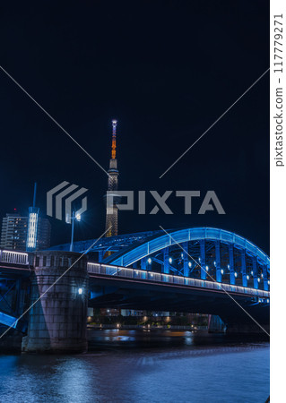 日本：東京台東區淺草隅田川夜景，東京晴空塔與駒形大橋被燈光照亮 117779271